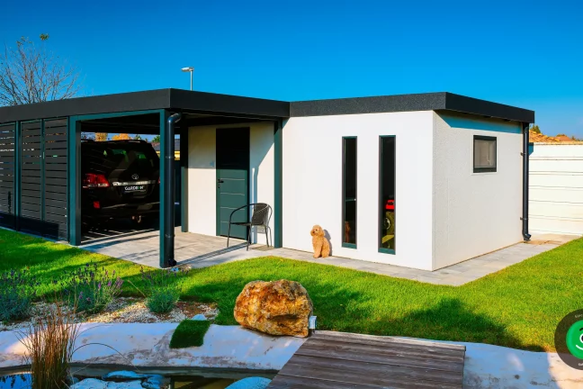 garáž za přístřeškem pro dvě auta