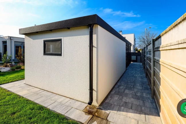 zadní stěna garáže s malým oknem