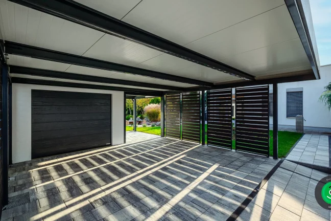 vnitřek velkého přístřešku pro dvě auta