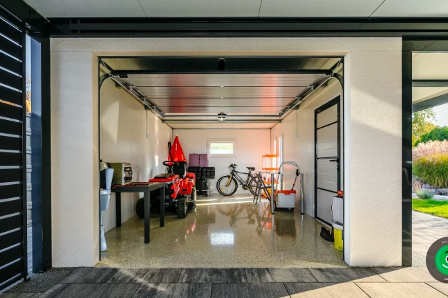 vnitřek garáže pro jedno auto