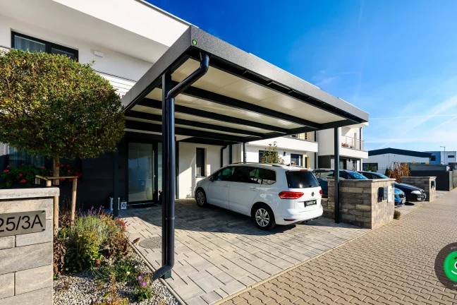 vchod zastřešený přístřeškem pro dvě auta