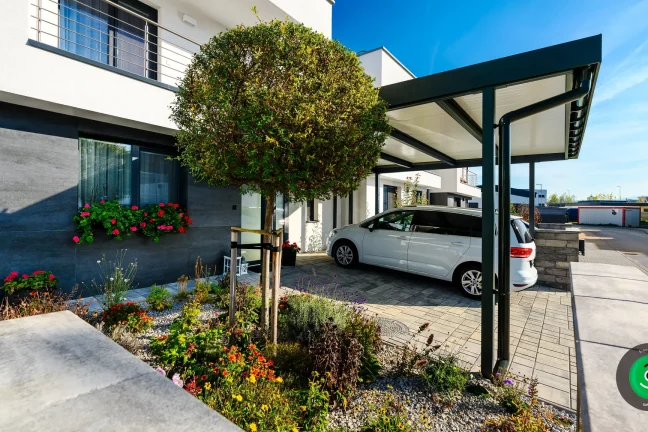 boční pohled na přístřešek pro dvě auta