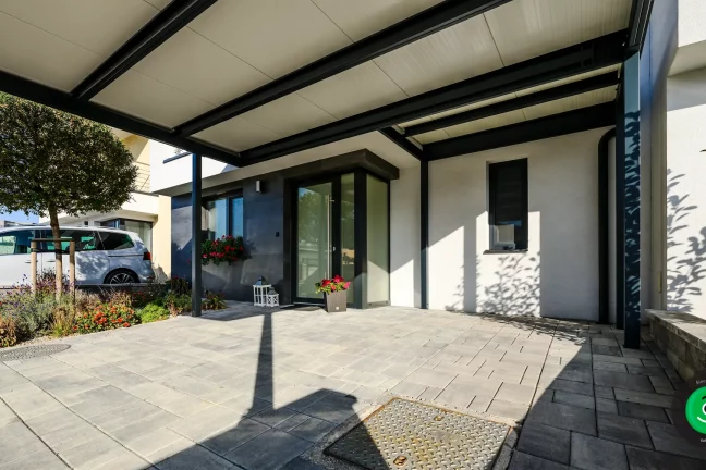 přístřešek pro dvě auta před vchodvými dveřmi