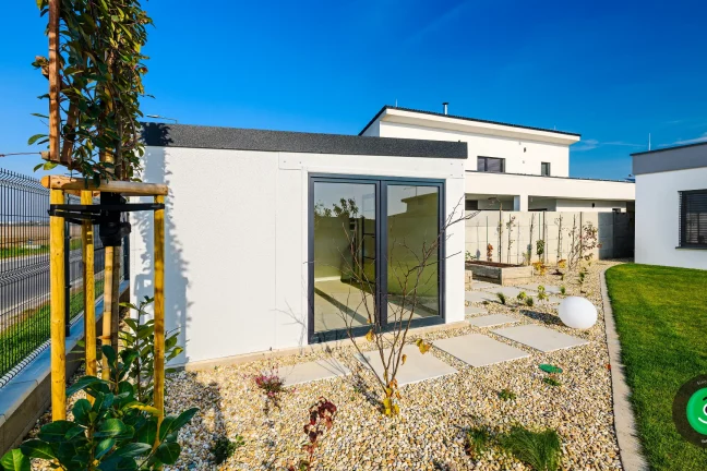 velká prosklená okna na zahradním domku