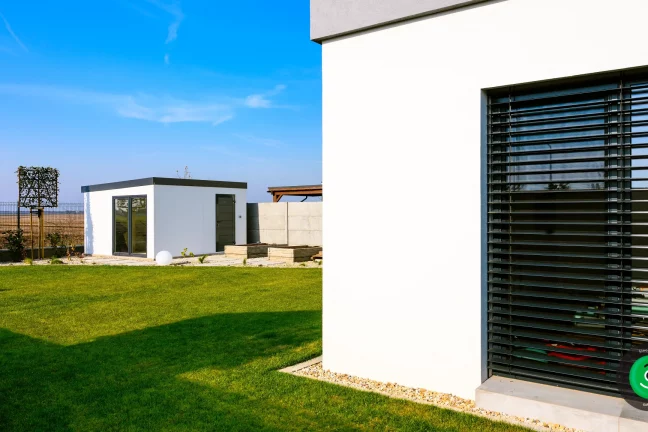 zahradní domek v rohu zahrady