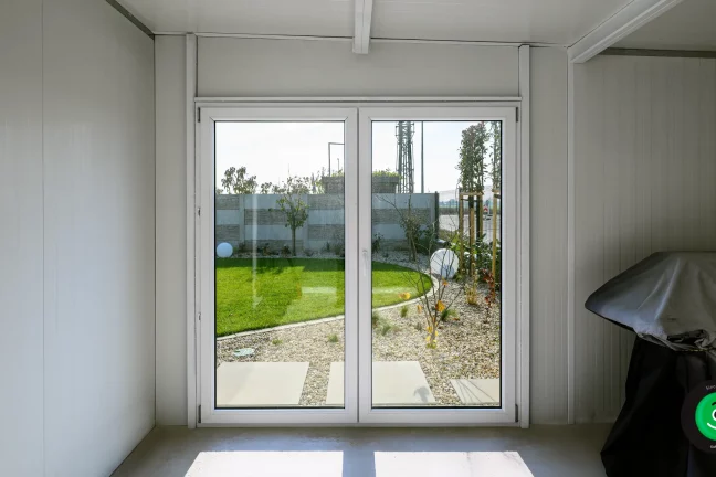 dvě velká okna na zahradním domku