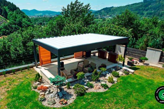 Pergola se stínící výplní a posezením