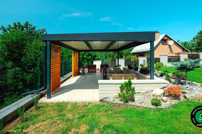 Zahradní pergola se stíněním a posezením