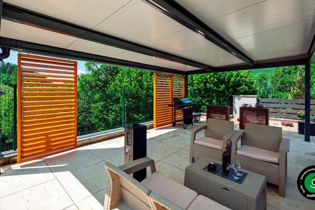 Pergola s bočním stíněním a posezením pro hosty