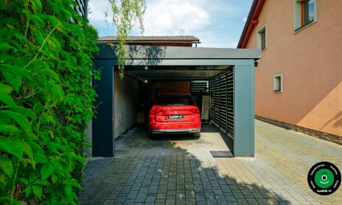 Přístřešek pro jedno auto s garážovými vraty a kovovou boční výplní