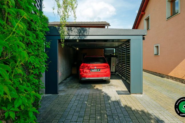 Přístřešek pro jedno auto s garážovými vraty a kovovou boční výplní