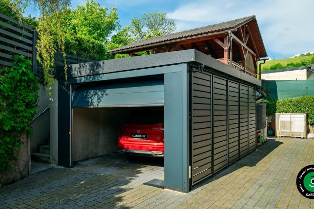 Moderní přístřešek s vraty a boční kovovou výplní