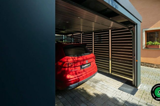 Přístřešek pro osobní auto s kovovou výplní z boku