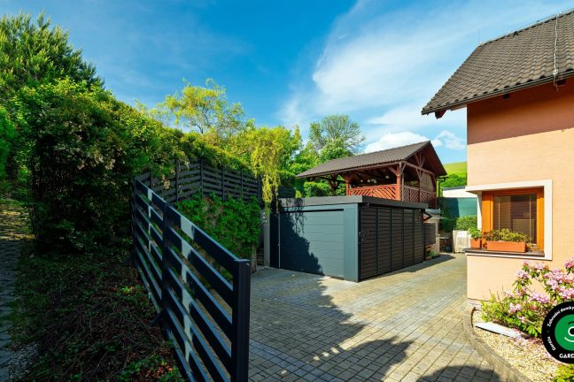 Přístřešek s uzavíracími vraty a kovovou boční částí