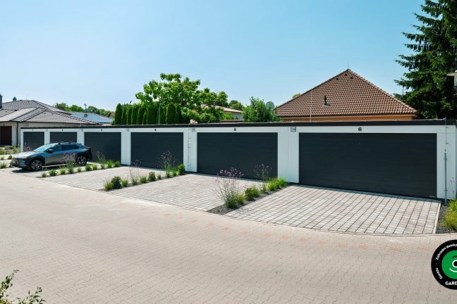 Šest řadových garáží postavených vedle sebe