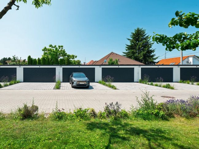 Řadová sestava šesti garáží v jedné řadě