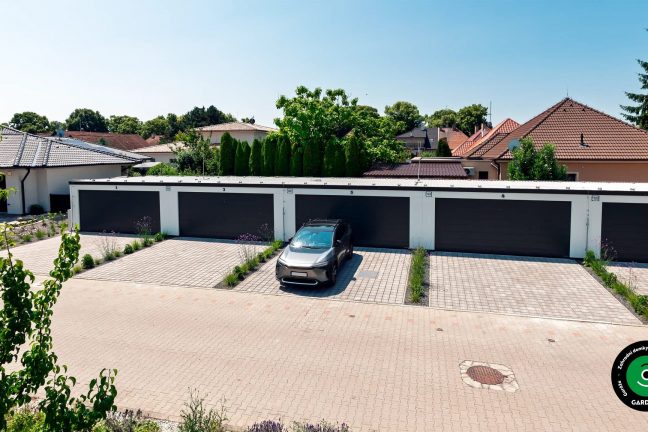 Série šesti garáží postavených vedle sebe