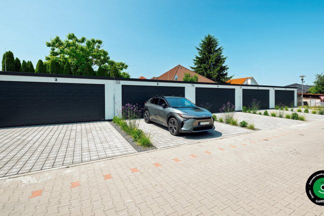 Šest propojených garáží uspořádaných vedle sebe