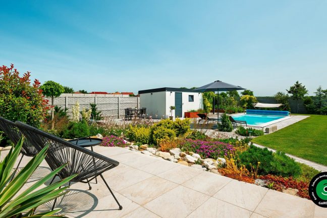 Domeček na zahradě s přístřeškem u bazénu