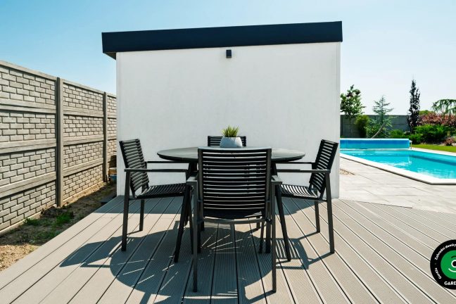 Posezení hned vedle zahradního domku