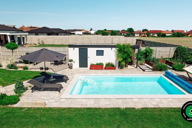 Elegantní zahradní domek s přístřeškem vedle bazénu