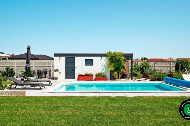 Domeček s přístřeškem na zahradě u bazénu