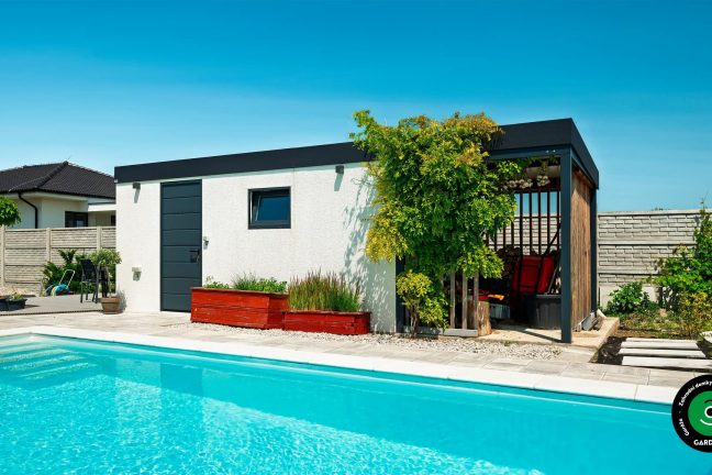 Zahradní domek s přístřeškem u bazénu