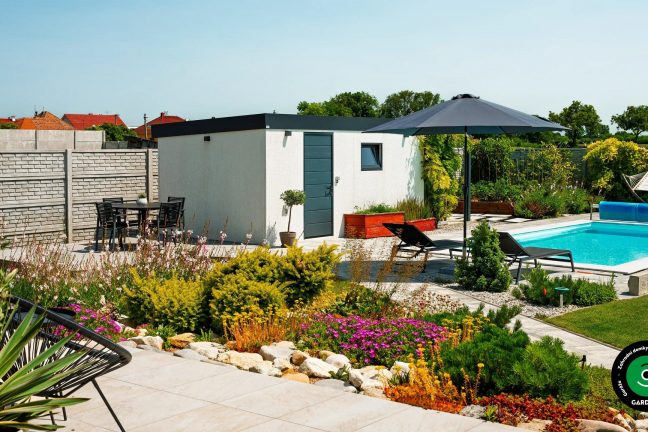 Stylový zahradní domek s přístřeškem u bazénu