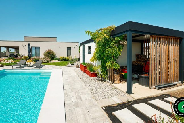 Praktický zahradní domek s přístřeškem k bazénu