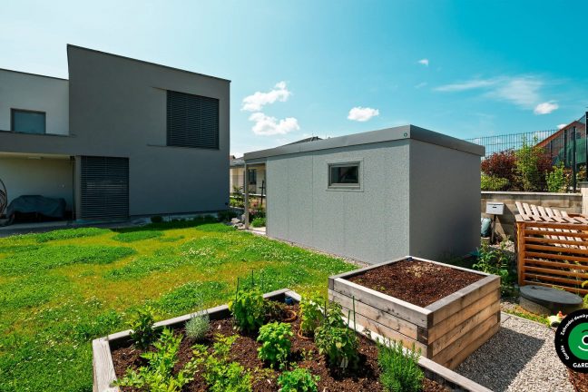 Domeček na zahradě s malým přístřeškem