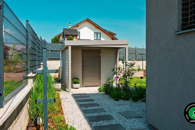 Zahradní domek s krytým malým přístřeškem