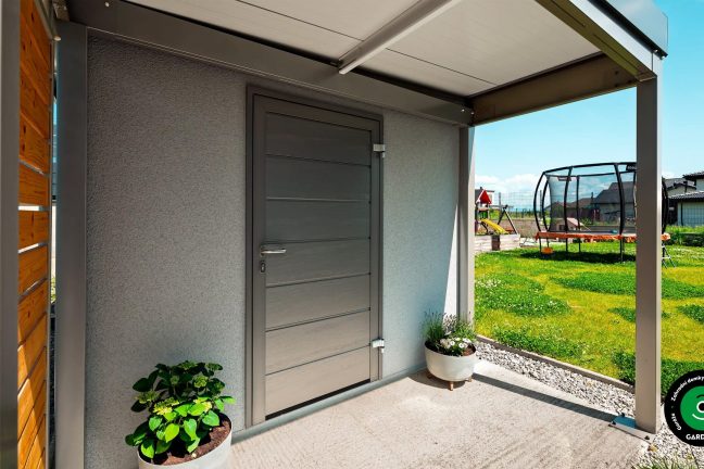 Praktický zahradní domek s malým přístřeškem