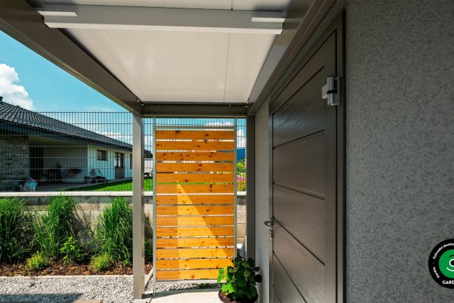 Domeček na zahradě s malým krytým přístřeškem