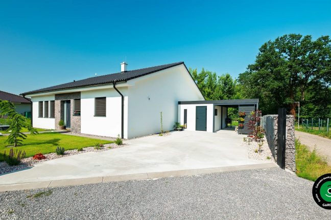 Zahradní domek s přístřeškem a pultovou střechou