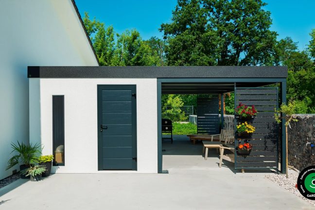 Domeček na zahradě s pultovou střechou a přístřeškem