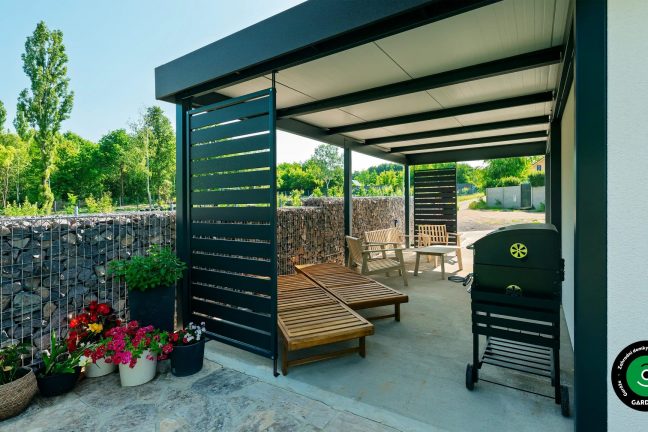 Posezení uvnitř krytého přístřešku vedle domku