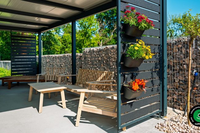 Místo k relaxaci pod přístřeškem u zahradního domku