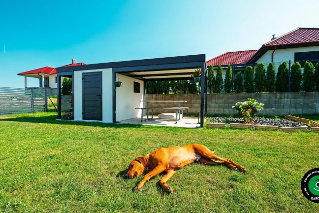 Zahradní domek s přístřeškem a odpočinkovou zónou