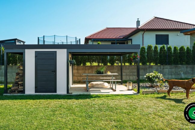 Domeček na zahradě s přístřeškem a relaxačním místem pod ním