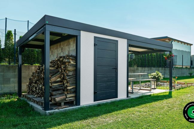 Odkládací prostor na dřevo pod přístřeškem