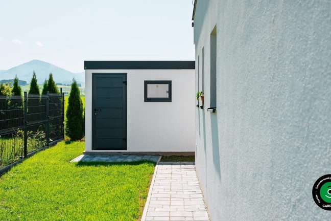 Malý bílý zahradní domek