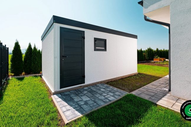 Bílý útulný zahradní domek