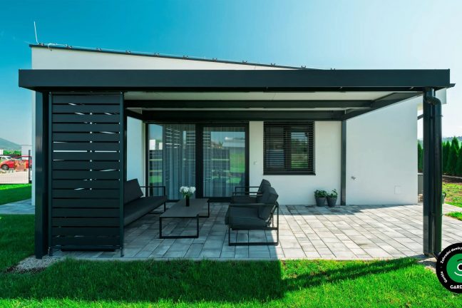 Pergola na terase vedle rodinného domu