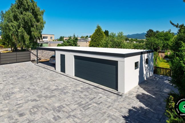 Garáž pro dvě auta se širokým přístřeškem.