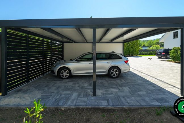 Dvoumístná garáž se samostatným prostorným přístřeškem.