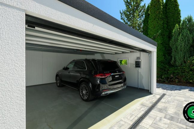 Prostorná dvojgaráž doplněná o velký přístřešek.