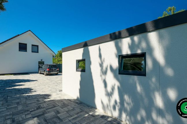 Boční okno na velké montované garáži.