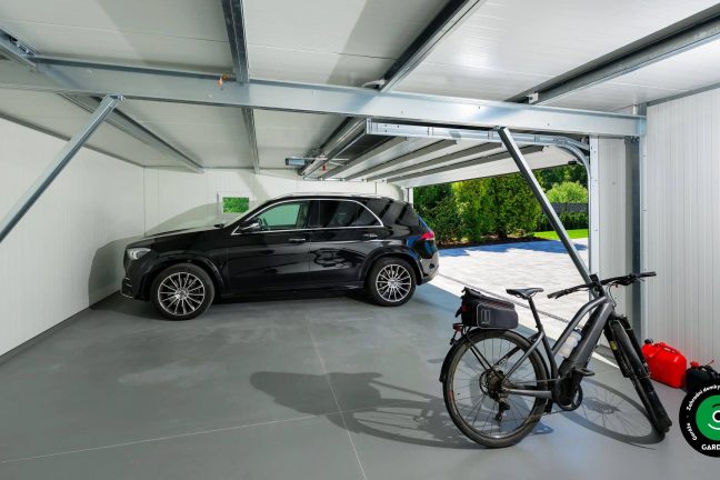 Vnitřek garáže se zaparkovaným autem.