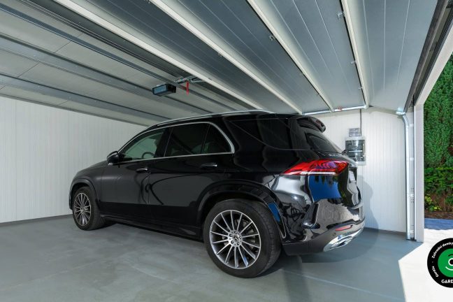 Vnitřek garáže pro dvě auta s autem.