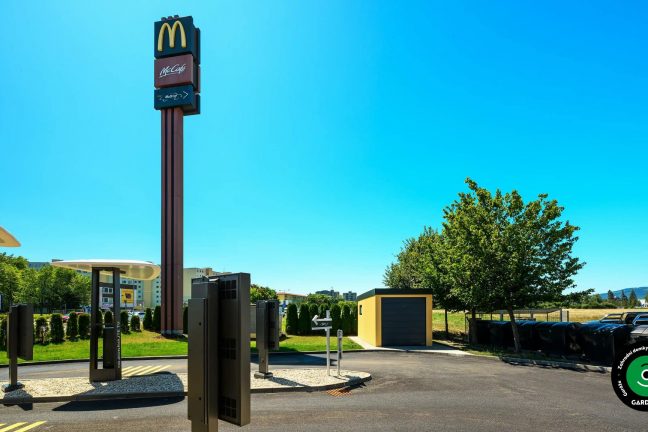 Montovaná garáž využívaná jako sklad věcí.